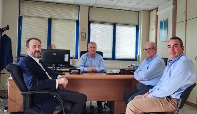 Επίδοση ψηφίσματος στον προϊστάμενο της ΔΟΥ Μεσολογγίου για την απόσυρση φορολογικού νομοσχέδιου
