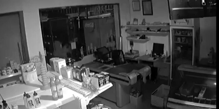 Μπαράζ κλοπών στο Μενίδι Αιτωλ/νίας-Κάμερα έπιασε του διαρρήκτες (βίντεο)