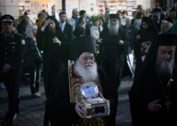 Αγρίνιο/Σε κλίμα έντονης συγκίνησης η αναχώρηση της Τιμίας Κάρας του Ιερού Χρυσοστόμου