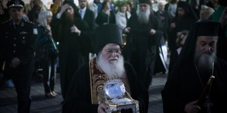 Αγρίνιο/Σε κλίμα έντονης συγκίνησης η αναχώρηση της Τιμίας Κάρας του Ιερού Χρυσοστόμου