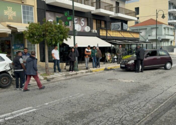 Αιτωλ/νία: Σύγκρουση οχημάτων-το ένα καρφώθηκε σε κολώνα!