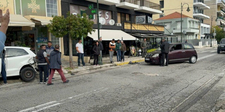 Αιτωλ/νία: Σύγκρουση οχημάτων-το ένα καρφώθηκε σε κολώνα!