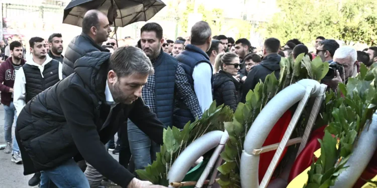Πολυτεχνείο 2023: Πέταξαν καφέδες στον Νίκο Ανδρουλάκη όταν κατέθετε στεφάνι