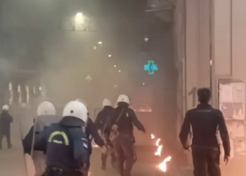 Επεισόδια με κουκουλοφόρους στην Πάτρα – Στο τέλος της πορείας