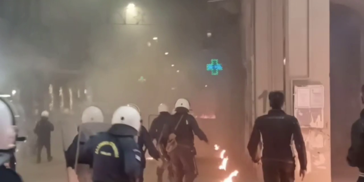 Επεισόδια με κουκουλοφόρους στην Πάτρα – Στο τέλος της πορείας