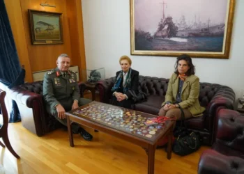 Με τη σύζυγο του αείμνηστου αντιστράτηγου Σπύρου Μουστακλή και την κόρη του συναντήθηκε ο αρχηγός ΓΕΕΘΑ Κωνσταντίνος Φλώρος
