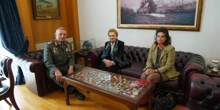 Με τη σύζυγο του αείμνηστου αντιστράτηγου Σπύρου Μουστακλή και την κόρη του συναντήθηκε ο αρχηγός ΓΕΕΘΑ Κωνσταντίνος Φλώρος