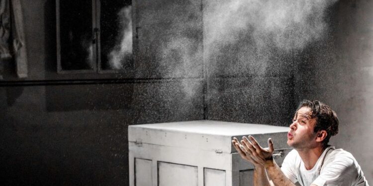 Το Δη.Πε.Θε. Αγρινίου κλείνει την αυλαία της Παιδικής του Σκηνής με την παράσταση «ΜΠΛΕ»,  αφιερώνει  στην ΕΛΕΠΑΠ Αγρινίου στα πλαίσια της Παγκόσμιας Ημέρας Ατόμων με Αναπηρίες (3 Δεκεμβρίου)