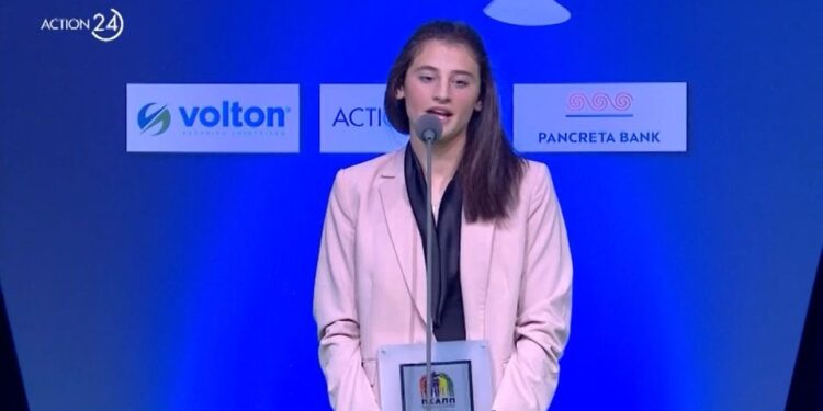 Βραβεία ΠΣΑΠΠ : Η Αγρινιώτισσα Βάσια Γιαννάκα, πήρε το βραβείο της κορυφαίας ποδοσφαιρίστριας (vid)