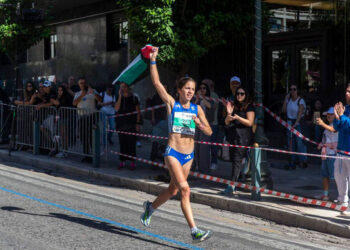 Μαραθώνιος: Η Αγρινιώτισσα Βασιλική Κωνσταντινοπούλου έτρεξε σηκώνοντας ψηλά την παλαιστινιακή σημαία