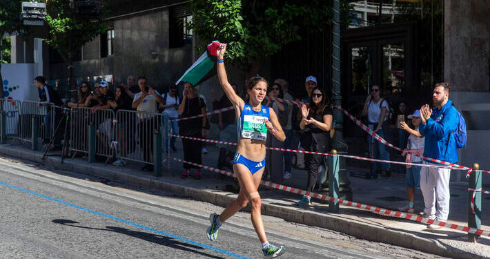 Μαραθώνιος: Η Αγρινιώτισσα Βασιλική Κωνσταντινοπούλου έτρεξε σηκώνοντας ψηλά την παλαιστινιακή σημαία
