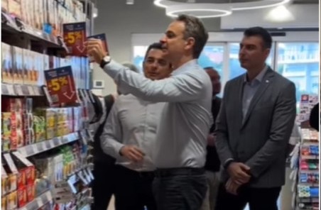 Επίσκεψη Μητσοτάκη σε σούπερ μάρκετ για να ελέγξει τις τιμές και τη μείωση του 5%