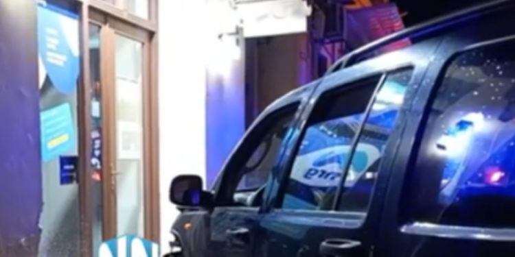 Ναύπακτος: Αυτοκίνητο μπήκε μέσα σε κατάστημα