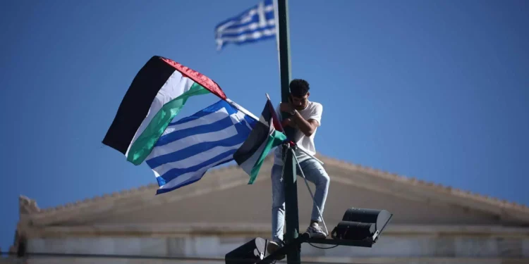 Δικογραφία σε βάρος του 22χρονου από την Παλαιστίνη που ύψωσε τη σημαία της χώρας του στο Σύνταγμα
