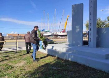 Η Πάτρα τιμά το Πολυτεχνείο- Κατέθεσαν στεφάνια στο Μνημείο Ηρώων