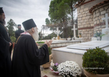 Τρισάγιο στον τάφο του μακαριστού Μητροπολίτη Αιτωλίας και Ακαρνανίας Κοσμά από τον Γέροντα Εφραίμ (ΒΙΝΤΕΟ – ΦΩΤΟ)