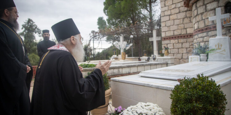 Τρισάγιο στον τάφο του μακαριστού Μητροπολίτη Αιτωλίας και Ακαρνανίας Κοσμά από τον Γέροντα Εφραίμ (ΒΙΝΤΕΟ – ΦΩΤΟ)