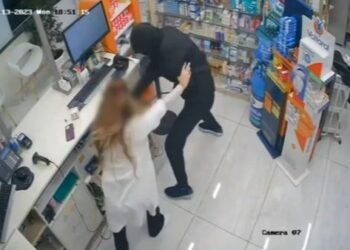 Νεαρή πάλεψε με ληστή στο φαρμακείο του Μαρτίκα