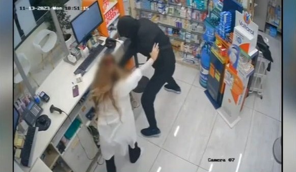 Νεαρή πάλεψε με ληστή στο φαρμακείο του Μαρτίκα