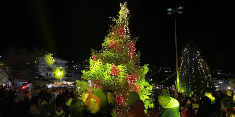 Φωταγωγήθηκαν τα χριστουγεννιάτικα δέντρα σε όλο τον Δήμο Αμφιλοχίας