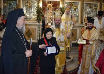 Μεσολόγγι: Ο Μητροπολίτης τίμησε με τον Χρυσό Σταυρό της Ιεράς Μητροπόλεως, την ευεργέτιδα του Νοσοκομείου Αθηνά Παπαχρήστου
