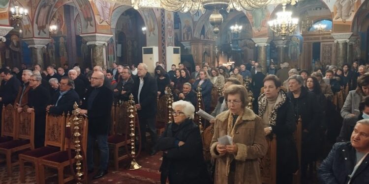 Αγρίνιο/Πλήθος πιστών στις εκκλησίες παραμονή Χριστουγέννων