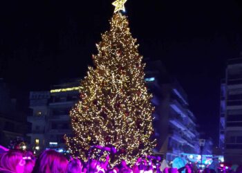 Το Αγρίνιο «φόρεσε» τα γιορτινά του: Φωταγωγήθηκε το δέντρο στην πλατεία ξετρελαίνοντας μκρούς και μεγάλους!