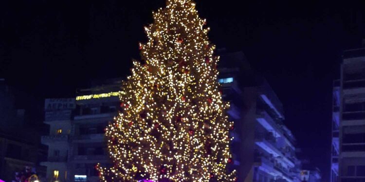 Το Αγρίνιο «φόρεσε» τα γιορτινά του: Φωταγωγήθηκε το δέντρο στην πλατεία ξετρελαίνοντας μκρούς και μεγάλους!
