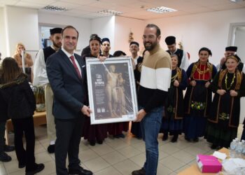Οι ευχές του Νεκτάριου Φαρμάκη για τα Χριστούγεννα: «Ας προσπαθήσουμε όλοι για μία κοινωνία με περισσότερο φως και λιγότερο σκοτάδι»