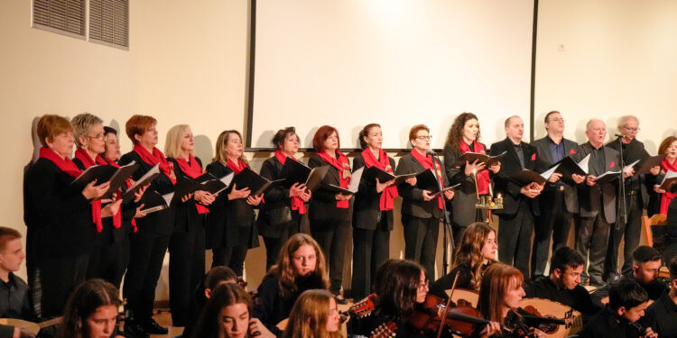 Αγρίνιο/Με επιτυχία η πρωτότυπη και πολυεπίπεδη μουσικοθεατρική παράσταση με τίτλο “Προσευχές από χώμα κι ανθό…”.