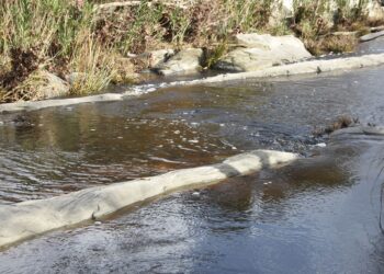 Φούσκωσε με μαύρο υγρό το ρυάκι που καταλήγει στη  λίμνη Στράτου -Τι λένε οι κάτοικοι!