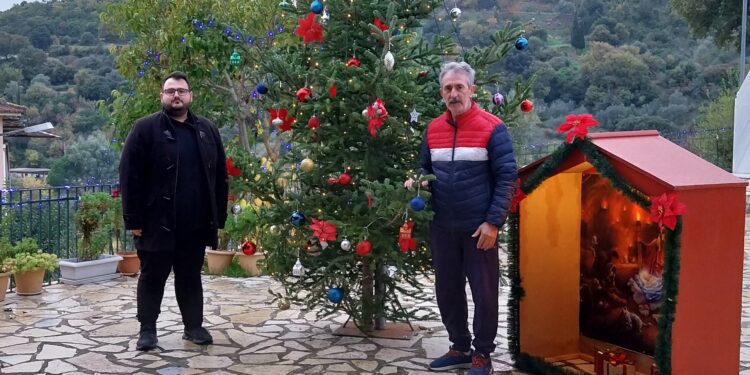 Άναψε το χριστουγεννιάτικο δέντρο στη Σαργιάδα Αγρινίου (φωτο)