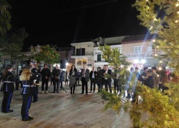 Άναψαν τα χριστουγεννιάτικα δέντρα σε Αιτωλικό, Νεοχώρι και Κατοχή και την Τετάρτη στο Ευηνοχώρι