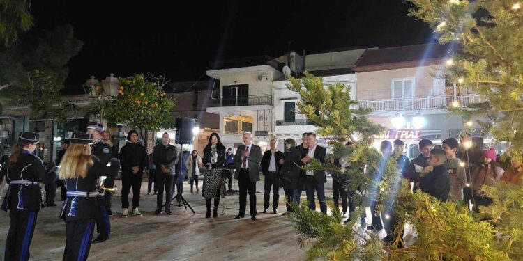 Άναψαν τα χριστουγεννιάτικα δέντρα σε Αιτωλικό, Νεοχώρι και Κατοχή και την Τετάρτη στο Ευηνοχώρι