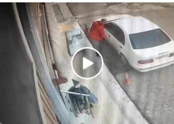 Αιτωλ/νία: Η κάμερα τον τσάκωσε να ξηλώνει τις αντιολισθητικές ταινίες από σκαλοπάτια επιχείρησης(βιντεο)