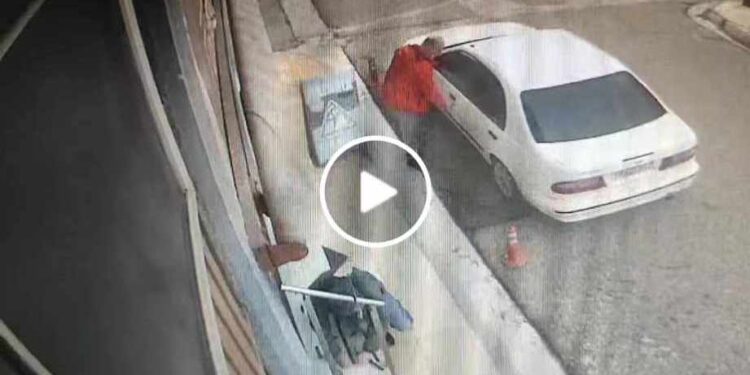 Αιτωλ/νία: Η κάμερα τον τσάκωσε να ξηλώνει τις αντιολισθητικές ταινίες από σκαλοπάτια επιχείρησης(βιντεο)