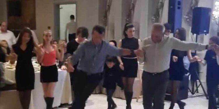 Πετράκης-Επιτροπάκης μετά τη νίκη των Αγρινιωτών γλέντησαν … Κρητικά! (βίντεο)