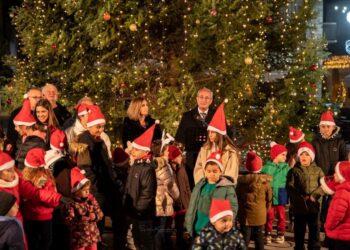 Θέρμο:Φωταγωγήθηκε το χριστουγεννιάτικο δέντρο/ αναβλήθηκε λόγω του θανάτου του νεαρού το μουσικό μέρος της εκδήλωσης (βίντεο-φωτο)