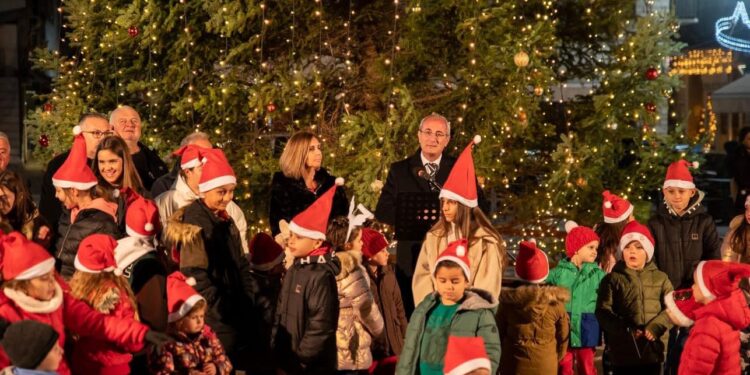 Θέρμο:Φωταγωγήθηκε το χριστουγεννιάτικο δέντρο/ αναβλήθηκε λόγω του θανάτου του νεαρού το μουσικό μέρος της εκδήλωσης (βίντεο-φωτο)