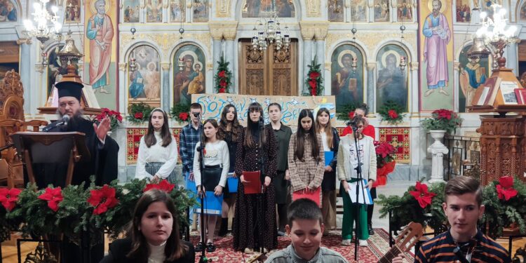 Χριστουγεννιάτικη εκδήλωση των κατηχητικών σχολείων της ενορίας Αγίας Τριάδας Αγρινίου