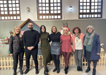 Αγρίνιο:όμορφη δράση της Ένωσης Καθηγητών Γαλλικής Γλώσσας Αιτωλ/νίας με χειροποίητα χριστουγεννιάτικα στολίδια