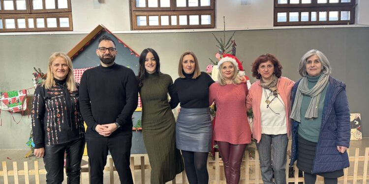 Αγρίνιο:όμορφη δράση της Ένωσης Καθηγητών Γαλλικής Γλώσσας Αιτωλ/νίας με χειροποίητα χριστουγεννιάτικα στολίδια