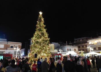 Μεσολόγγι:Φωταγωγήθηκε το χριστουγεννιάτικο δέντρο/Φωταγώγηση δέντρων στις  Δ.Ε Κυριακή & Δευτέρα