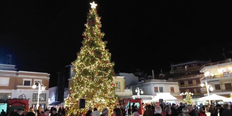 Μεσολόγγι:Φωταγωγήθηκε το χριστουγεννιάτικο δέντρο/Φωταγώγηση δέντρων στις  Δ.Ε Κυριακή & Δευτέρα