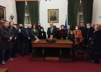 Το «Χρυσό Μετάλλιο» στη δωρήτρια Αθηνά Παπαχρήστου από το Δήμο Ι.Π. Μεσολογγίου