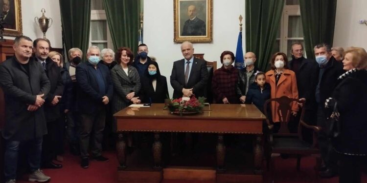 Το «Χρυσό Μετάλλιο» στη δωρήτρια Αθηνά Παπαχρήστου από το Δήμο Ι.Π. Μεσολογγίου