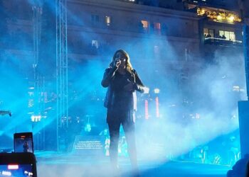 Η Έλενα Παπαρίζου στο Αγρίνιο στο Christmas Party με πολύ κέφι και ρυθμό!