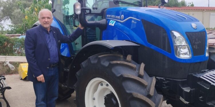 Δήμος Μεσολογγίου: 5 μήνες αραγμένο το τρακτέρ λόγω γραφειοκρατίας-Το παραδίδει στην εκπνοή της θητείας του ο Κώστας Λύρος
