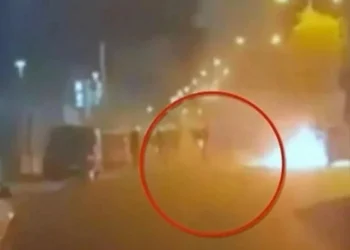 Πέθανε ο 31χρονος αστυνομικός που χτυπήθηκε από φωτοβολίδα στα επεισόδια στον Ρέντη