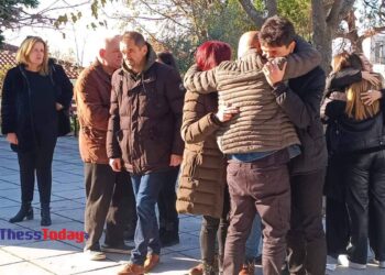 Σε κλίμα οδύνης τελέστηκε η κηδεία της 50χρονης που κατασπάραξαν σκυλιά